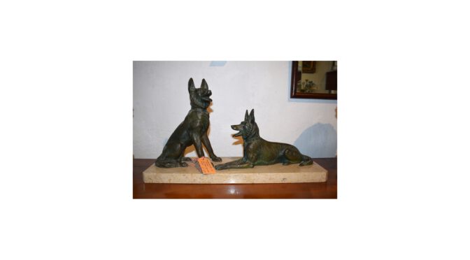 Antieke-beeldengroep-herdershonden-samac-op-marmer-Art-Deco-ca-1930-Antiekboerderij-Het-Wagenwiel-7a