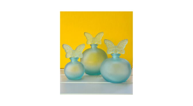 Set van 3 parfumflesjes, lichtblauw glas met vlinderstopjes, 20e eeuw