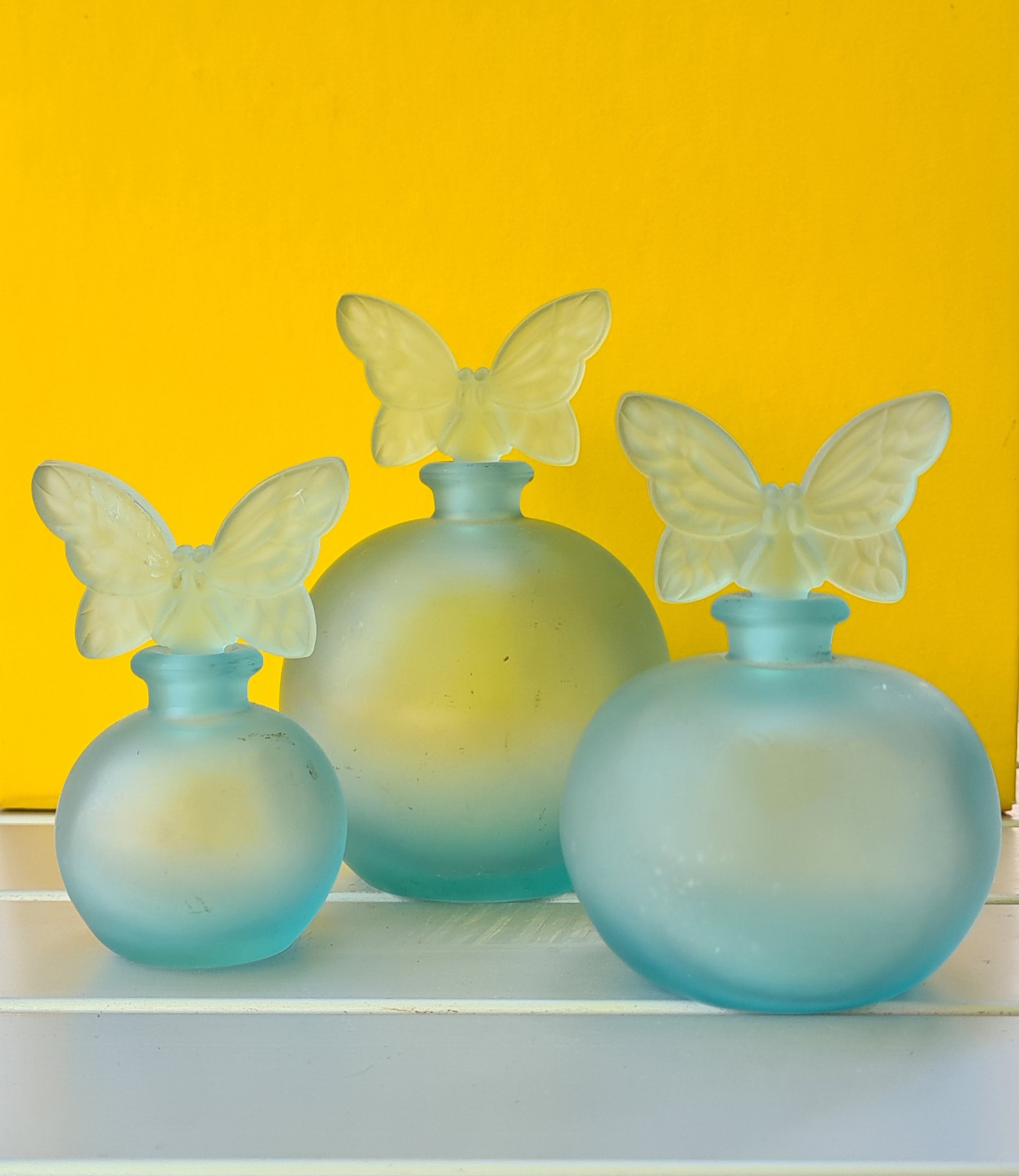Set-van-3-parfumflesjes-met-vlindermotief-20e-eeuw-Antiekboerderij-Het-Wagenwiel