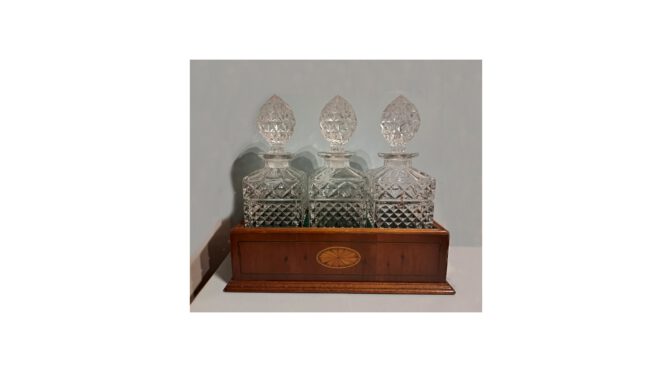 Antieke kristallen whisky karaffenset in mahonie houder (een zgn ‘tantalus’), Edwardiaans – ca. 1930