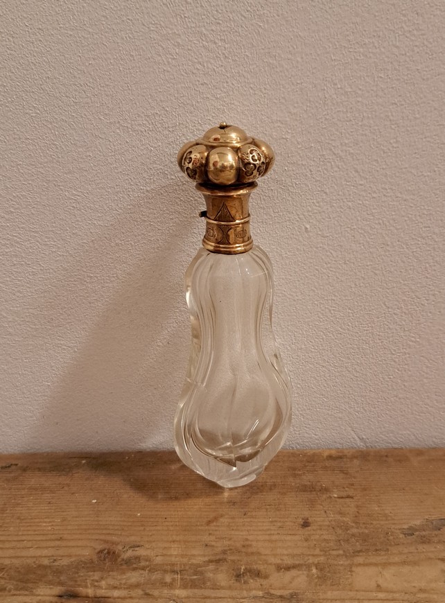 Antiek-parfumflesje-kristal-met-14k-gouden-dop-Hollands-ca.1850-1870-Het-Wagenwiel-Antiek-1