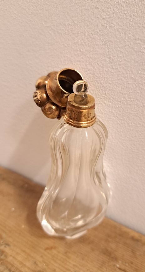 Antiek-parfumflesje-kristal-met-14k-gouden-dop-Hollands-ca.1850-1870-Het-Wagenwiel-Antiek-4