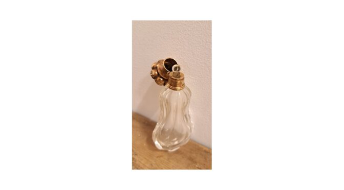 Antiek-parfumflesje-kristal-met-14k-gouden-dop-Hollands-ca.1850-1870-Het-Wagenwiel-Antiek-4a