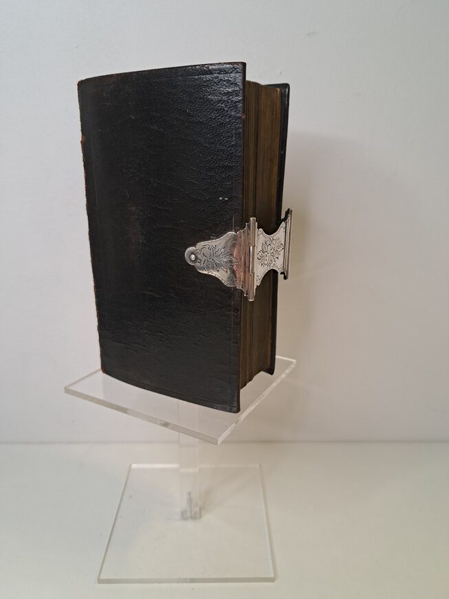 Antieke bijbel met zilveren slot, G.R. Greup uit Hoorn, 1870.