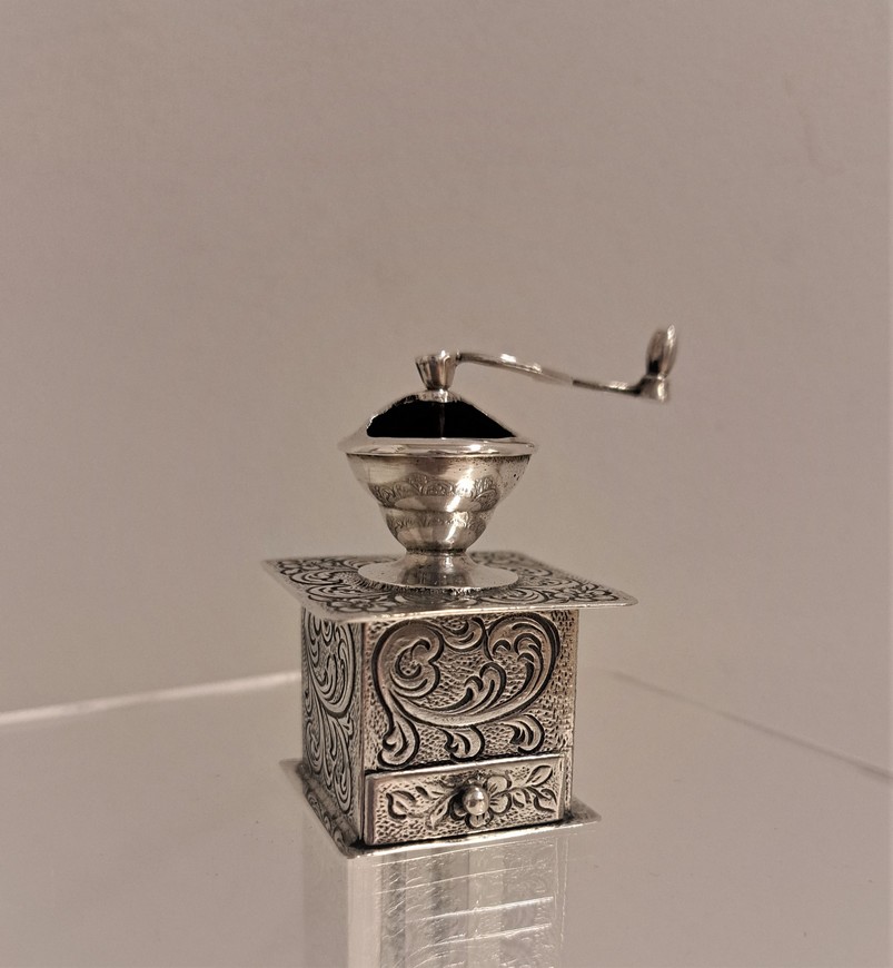 Miniatuur-koffiemolen-zilver-Amsterdam-ca.1970-Het-Wagenwiel-Antiek-1