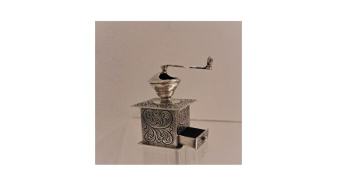 Miniatuur koffiemolen, zilver, Amsterdam, ca.1970.