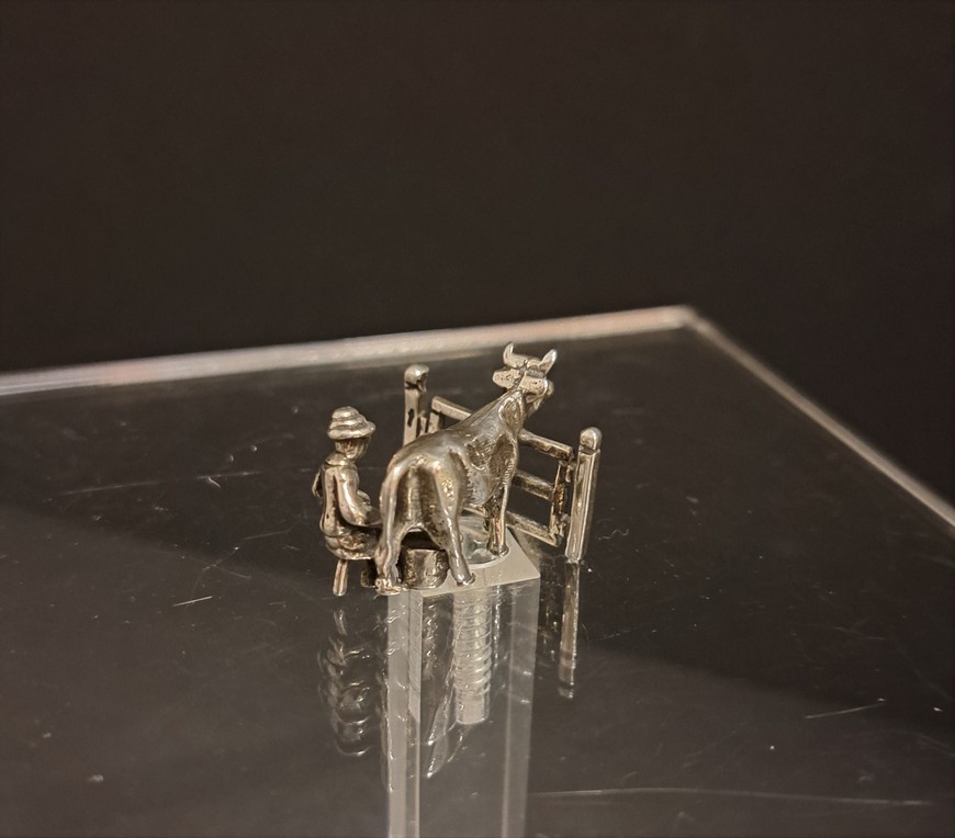 Miniatuur-melkende-boer-zilver-Hollands-20e-eeuw-HZG694.01-Het-Wagenwiel-Antiek-3