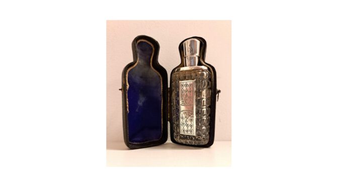 Antiek parfumflesje in originele foedraal, zilver, Hollands, ca.1880-1900.