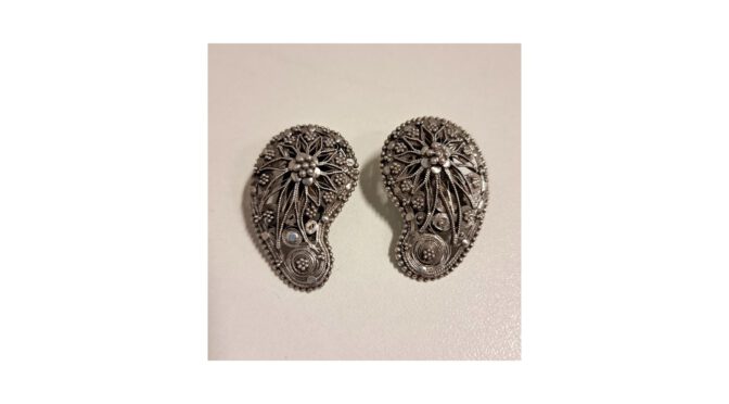 Antieke oorclips van oude mutsenbellen, zilver, 19e eeuw. (HS753)