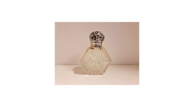 Antieke-parfumfles-kristal-en-zilver-C.C.-May-Sons-Birmingham-jaar-1909-HZG825.11-Het-Wagenwiel-Antiek-1a