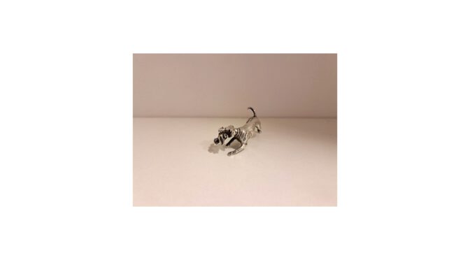 Miniatuur-jachthond-met-buit-zilver-HZG826.04-Het-Wagenwiel-Antiek-1a