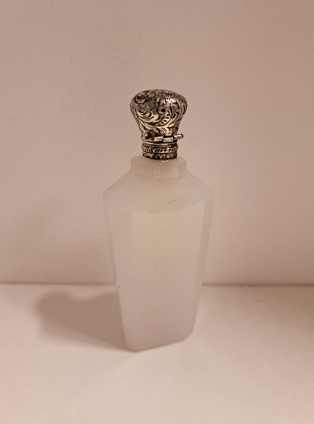 Antiek-parfumflesje-kristal-en-zilver-ca.1870-1900-HZG825.12-Het-Wagenwiel-Antiek-3