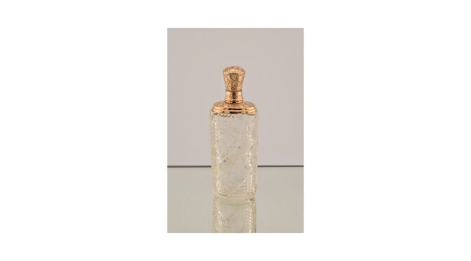 Antiek parfumflesje in foedraal, kristal met 14k gouden dop, ca.1900.