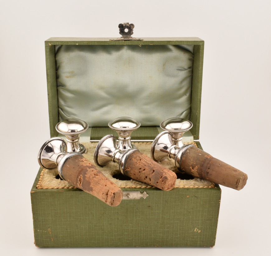 Antiek-doosje-met-6-wijnstoppen-zilver-Hollands-ca.1920-HZG929.01-Het-Wagenwiel-Antiek-3