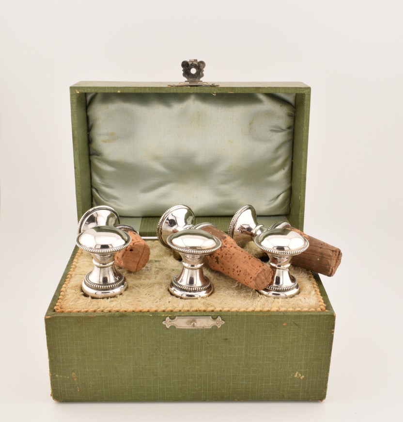 Antiek-doosje-met-6-wijnstoppen-zilver-Hollands-ca.1920-HZG929.01-Het-Wagenwiel-Antiek-4