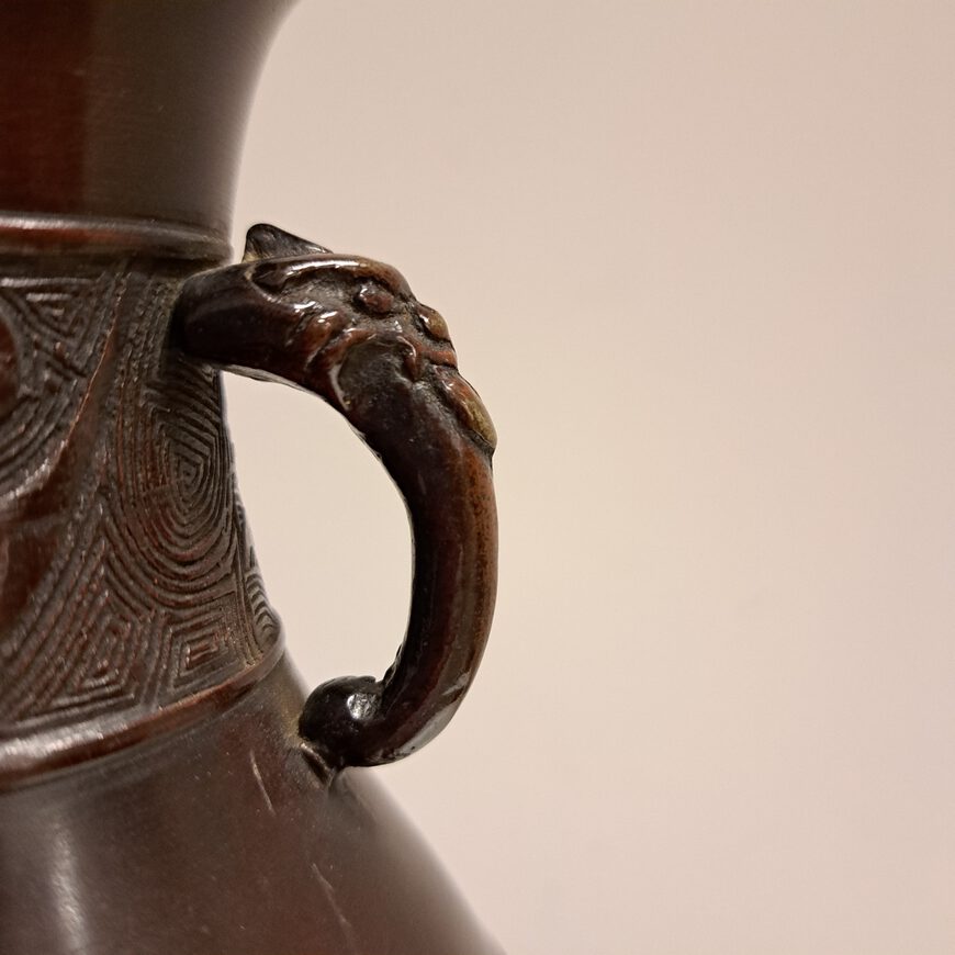 Antieke-bronzen-vaas-met-olifantsoren-China-19e-eeuw-Het-Wagenwiel-Antiek-5