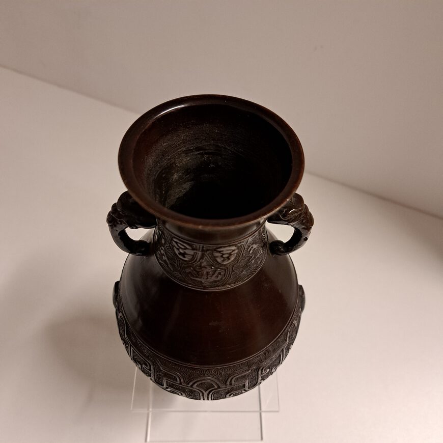 Antieke-bronzen-vaas-met-olifantsoren-China-19e-eeuw-Het-Wagenwiel-Antiek-8