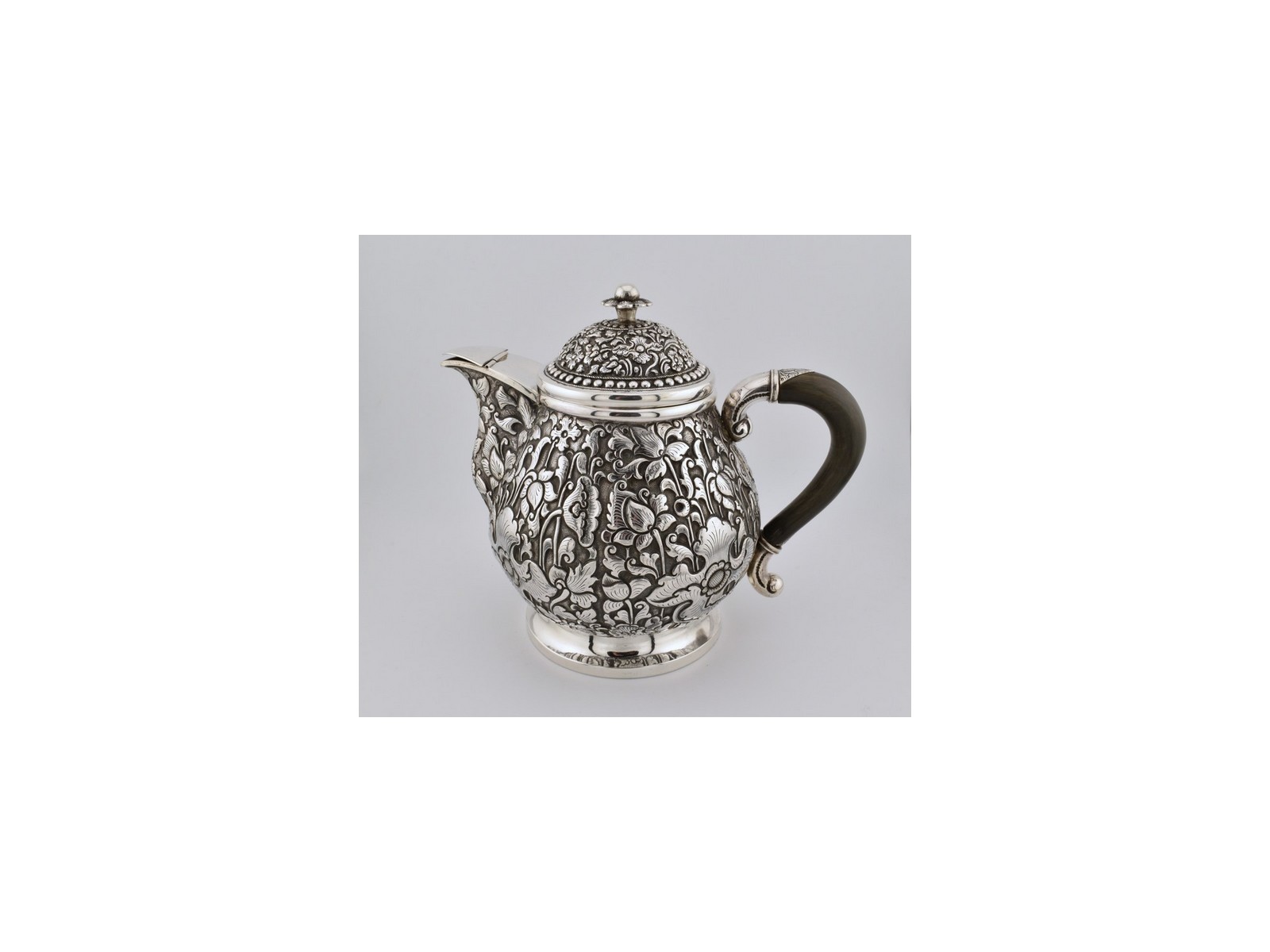 Antieke-koffiepot-zilver-Djokja-India-19e-eeuw-HZG836-Het-Wagenwiel-Antiek-1a