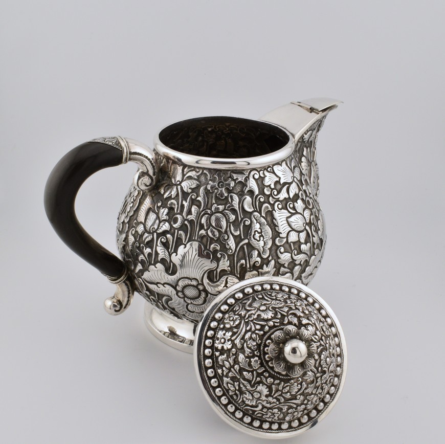 Antieke-koffiepot-zilver-Djokja-India-19e-eeuw-HZG836-Het-Wagenwiel-Antiek-4