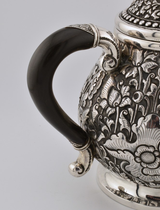 Antieke-koffiepot-zilver-Djokja-India-19e-eeuw-HZG836-Het-Wagenwiel-Antiek-6