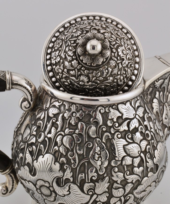 Antieke-koffiepot-zilver-Djokja-India-19e-eeuw-HZG836-Het-Wagenwiel-Antiek-8