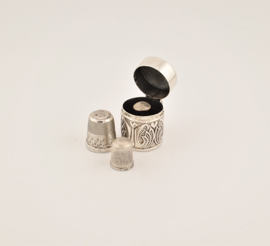 Antieke-vingerhoedbewaardoosje-zilver-ca.1900-HZG883-Het-Wagenwiel-Antiek-4