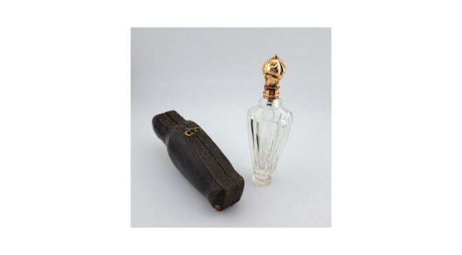 Antiek parfumflesje in foedraal, kristal met 14k gouden dop, Hollands, ca.1880.