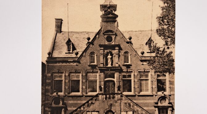 K7 – Ansichtkaart, Raadhuis Medemblik, Noord-Holland, 1928