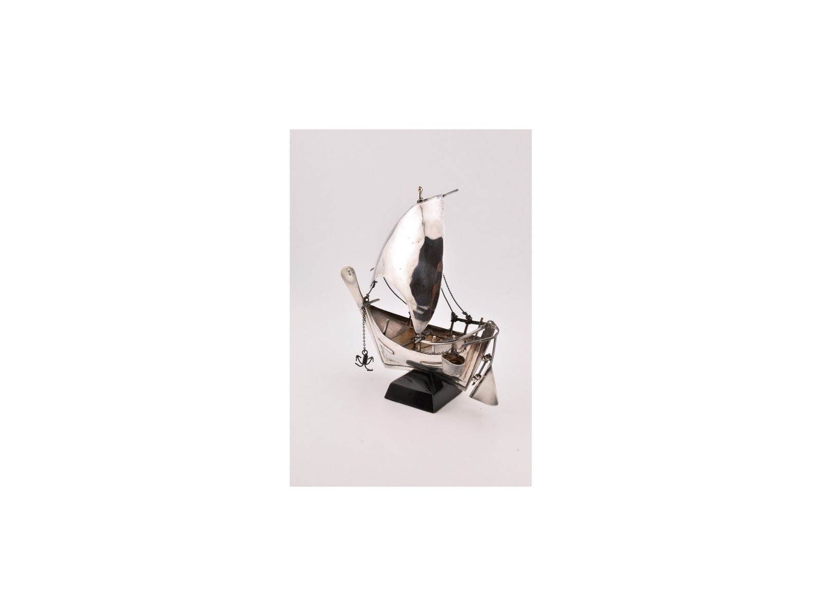 Miniatuur beeldje - Vishandelaar met een schaal vissen op een slede - Zilver Miniatuur beeldje - Vishandelaar met een schaal vissen op een slede - Zilver
