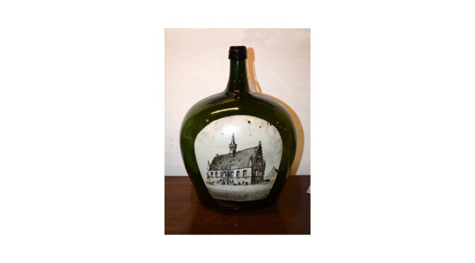 Antieke wijnfles (10,3 liter), beschilderd met stadhuis Damme (B) – ca 1900