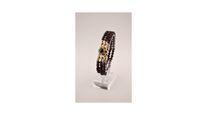 Armband met granaten en 14k gouden slot.