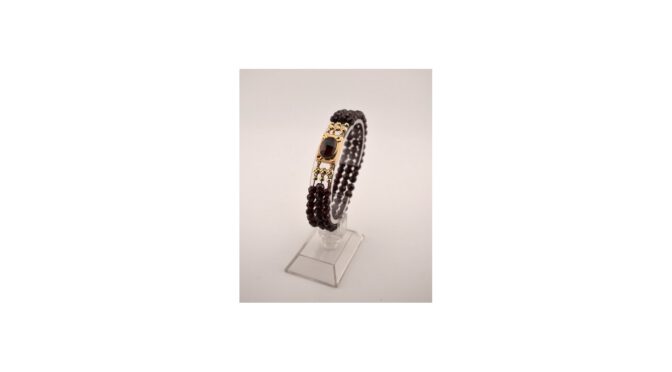 Armband met granaten en 14k gouden slot.