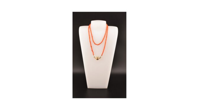 Antiek collier bloedkoraal met 14k gouden slot.