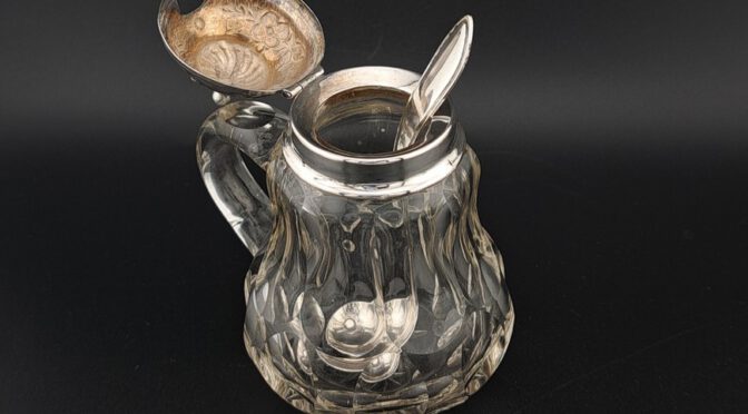 Antiek mosterdpotje, kristal met zilver, Hollands, ca.1880.