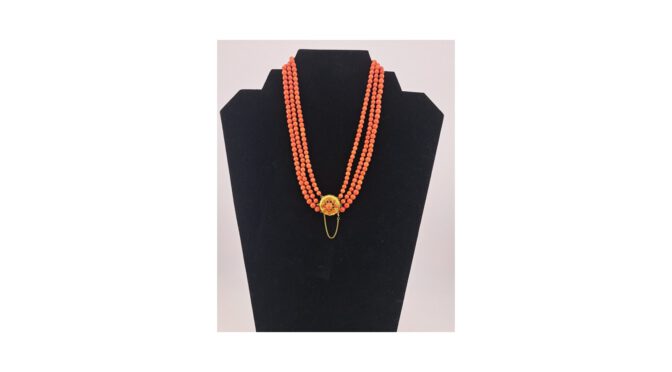 Collier, bloedkoraal met 14k gouden slot.