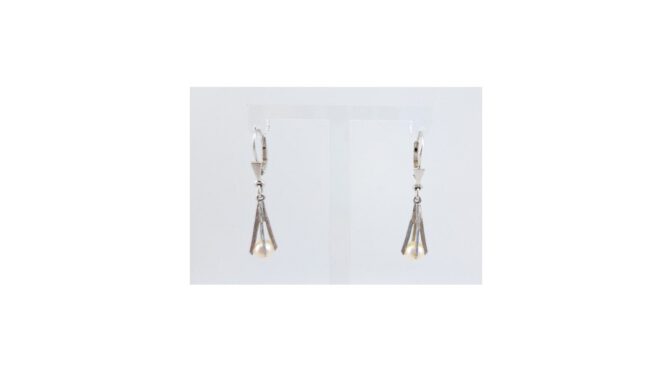 14k witgouden oorbellen met parel, mt; Frede Bonnichson, Denemarken, 1985-1997.