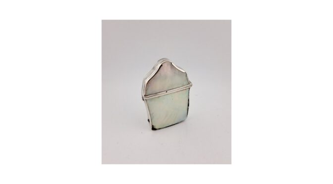 Antiek tondeldoosje, zilver met parelmoer, vermoedelijk Frankrijk, 18e eeuw.