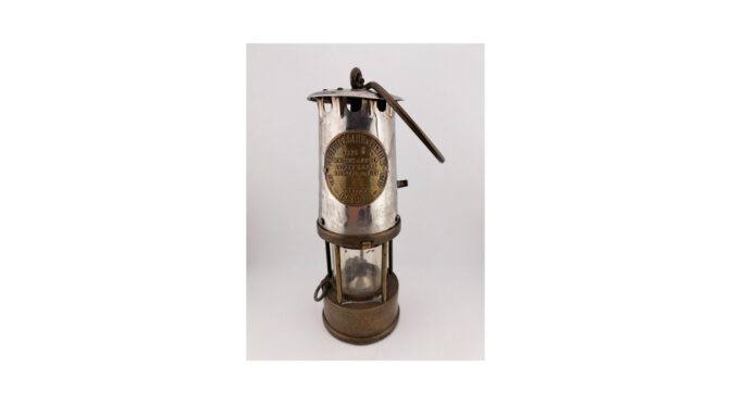 Antieke mijnwerkerslamp, Eccles, Engeland, 19e eeuw.