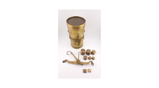 Antieke weegschaal, “graanmaat”, messing, 19e eeuw.