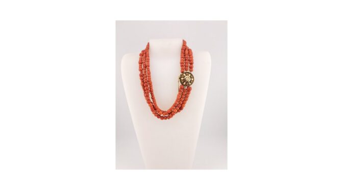 Antiek collier met bloedkoraal en 14k gouden slot, ca.1900.