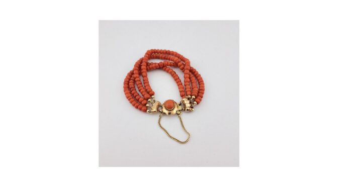 Antieke armband met bloedkoraal en 14k gouden slot.