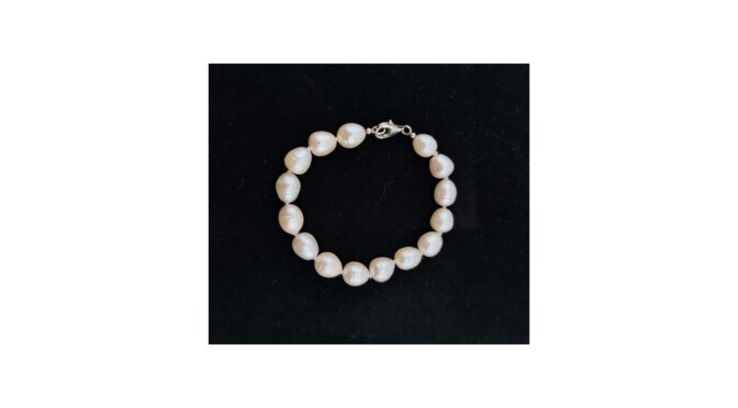 Armband met zoetwater barok parels en zilveren slot.