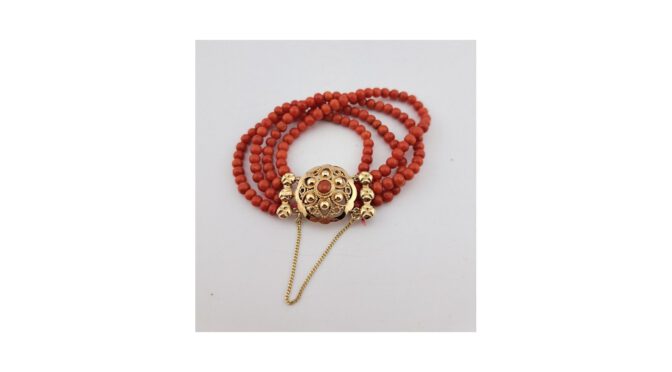 Armband met bloedkoraal en 14k gouden slot.