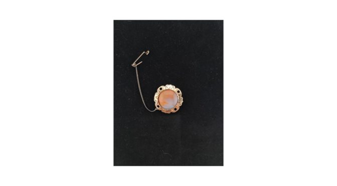 Broche met oranje aventurijn en 14k goud.