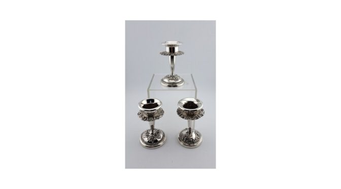 Antieke set van 3 kandelaartjes, zilver, Djokja, ca.1900 (HZG1545) -Het Wagenwiel Antiek (1a)
