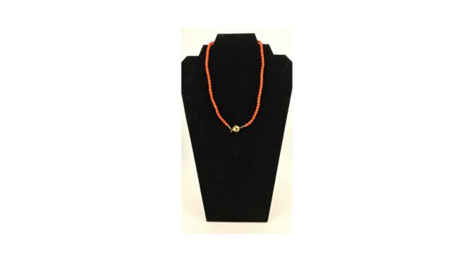 Collier, bloedkoraal met 14k gouden slot.