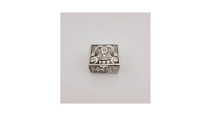 Pillendoosje, zilver met vergulde binnenzijde, 20e eeuw.