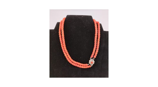 Collier met bloedkoraal en zilveren slot.