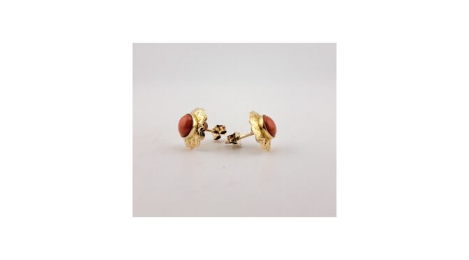 Oorstekers, 14k goud met bloedkoraal.