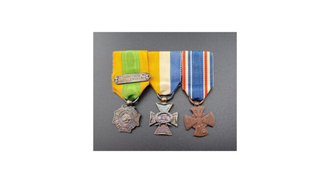 Antieke miniatuur spang van drie onderscheidingen van een officier, 1908-1924 (HDIV1333) - Het Wagenwiel Antiek (1a)